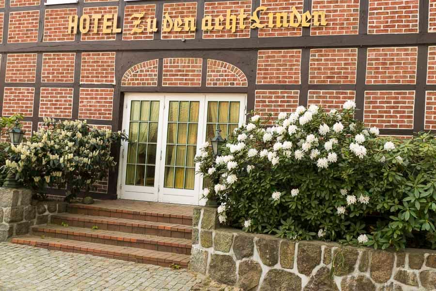 Blühende Rhododendren vor dem Hotel Acht Linden in Egestorf