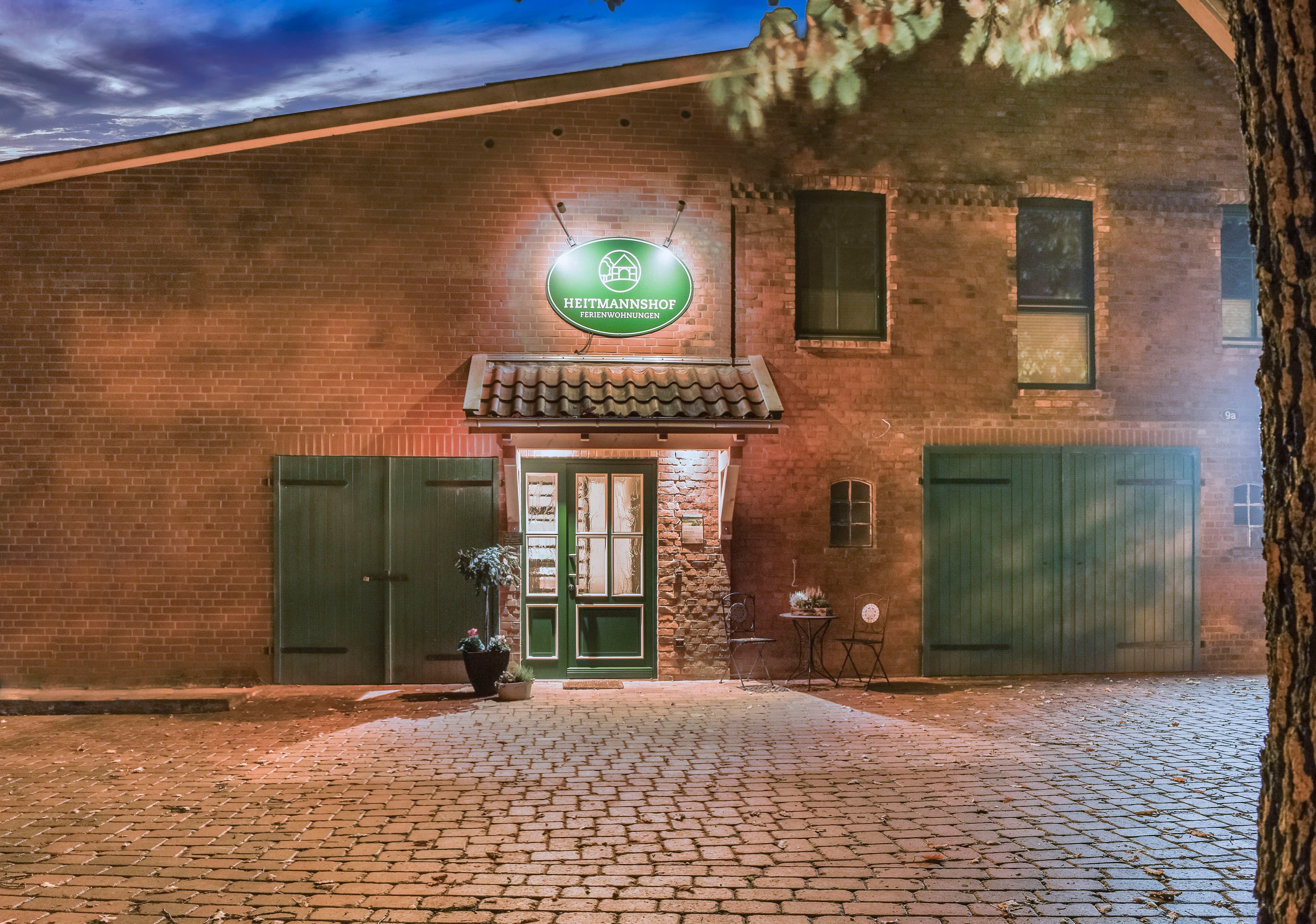 Das Gebäude der Ferienwohnungen Heitmannshof in Rosengarten bei Nacht