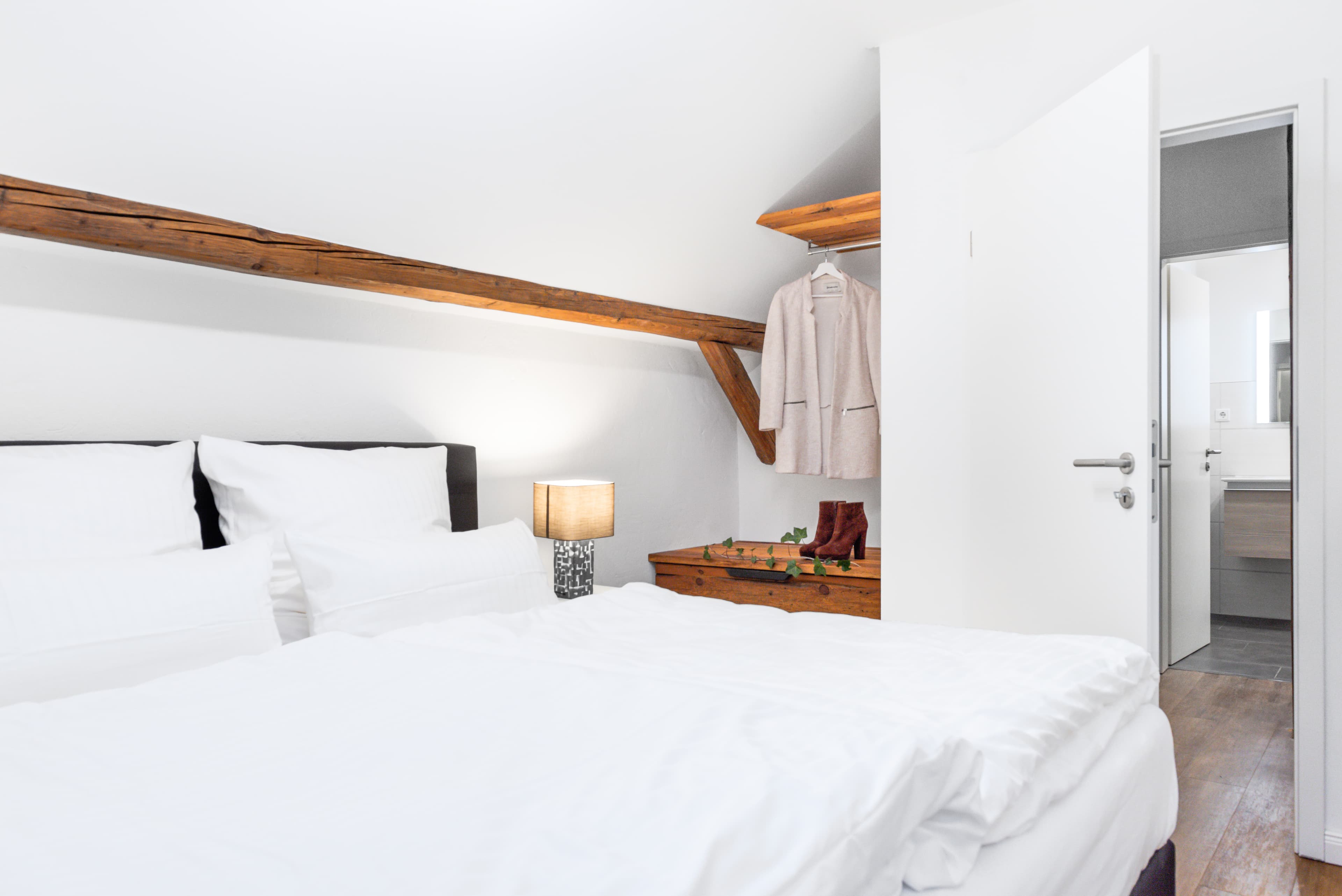 Das Schlafzimmer 1 der Ferienwohnung Starkenweide auf dem Heitmannshof in Rosengarten