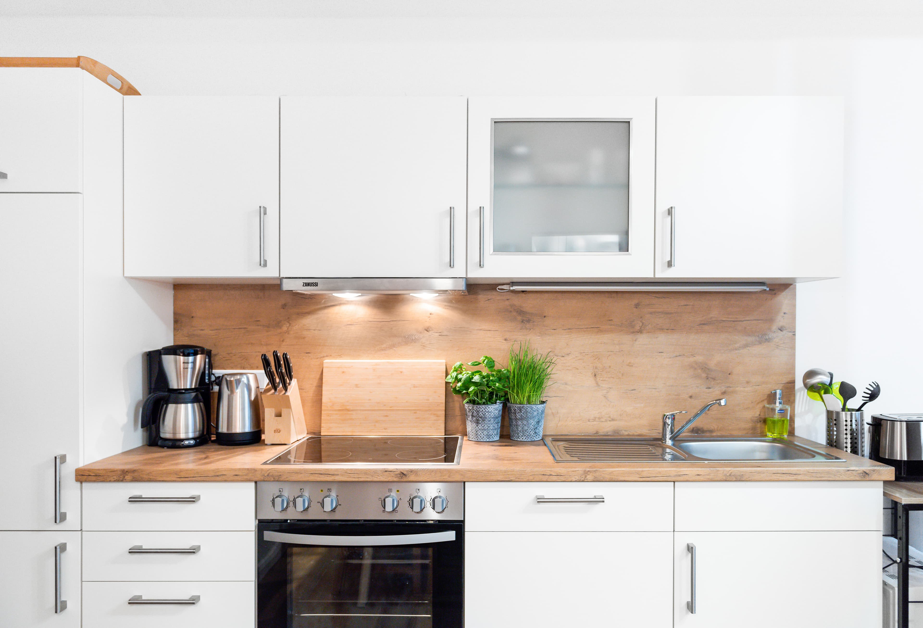 Die Küchenzeile der Ferienwohnung Starkenweide auf dem Heitmannshof in Rosengarten