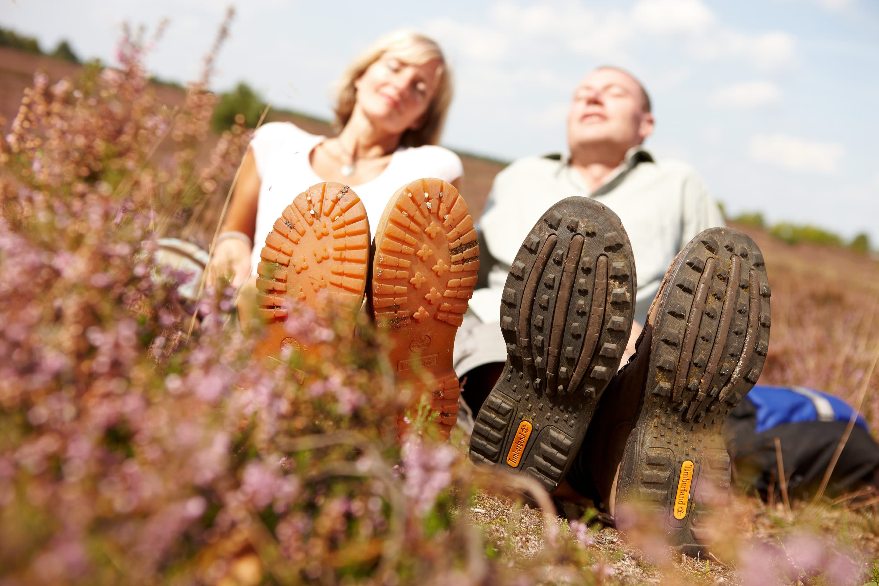 Wanderer ruhen sich aus in der Lüneburger Heide