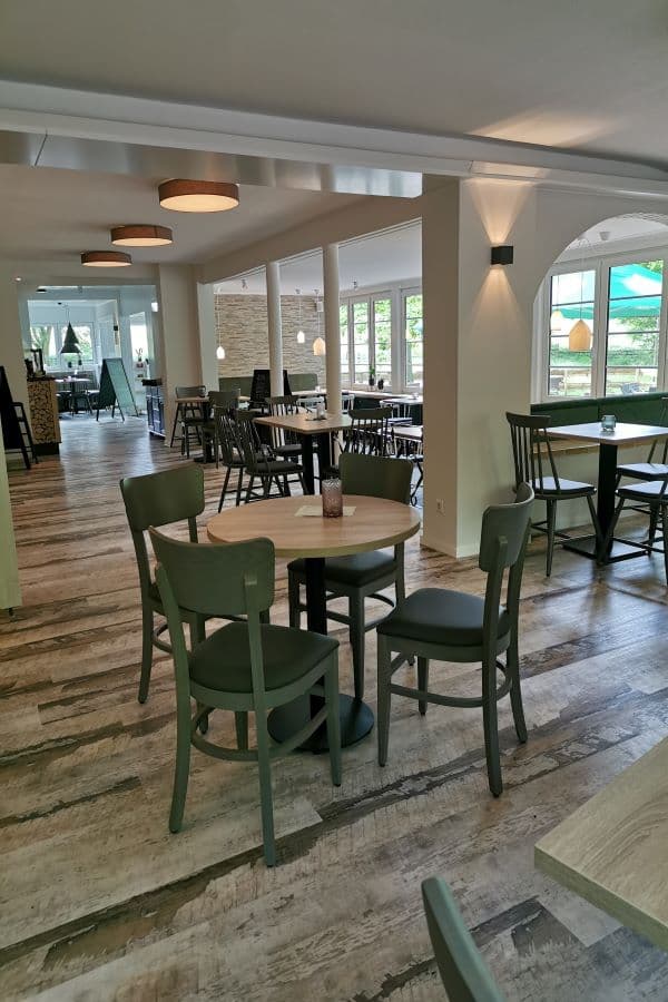 Cafébereich im Waldhuuske Café und Pension in Rosengarten