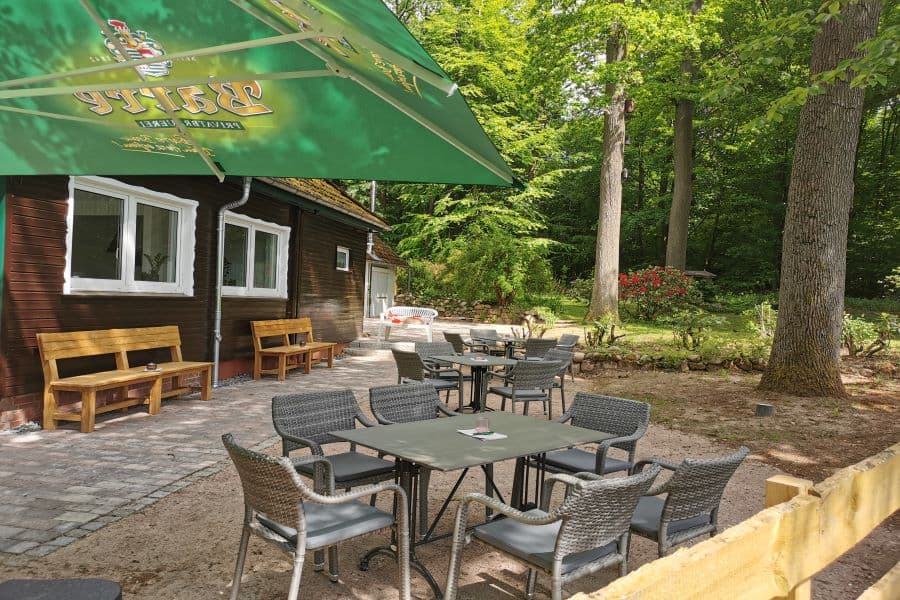 Terrasse des Waldhuuske Café und Pension in Rosengarten
