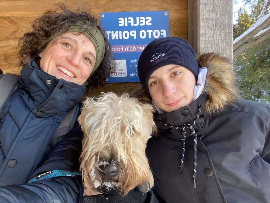 Selfie-Point am Heidschnuckenweg im Wacholderwald Schmarbeck Südheide im Schnee Winterwunderland