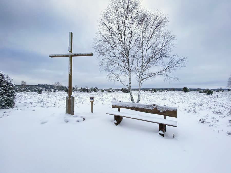 Gipfelkreuz im Wacholderwald Schmarbeck Südheide im Schnee Winterwonderland